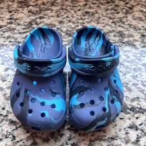 CROCS Kids' Blue and Black Patterned Sandals